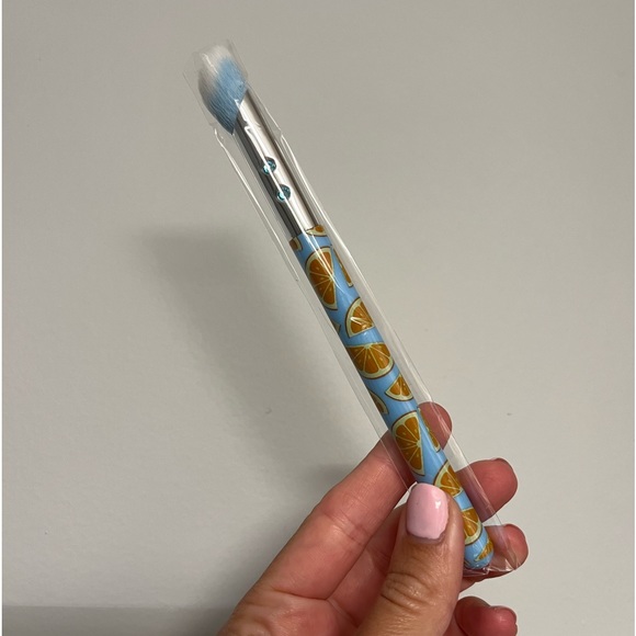 3 for $25 | SLMISSGLAM Orange Concealer Brush - Picture 2 of 2